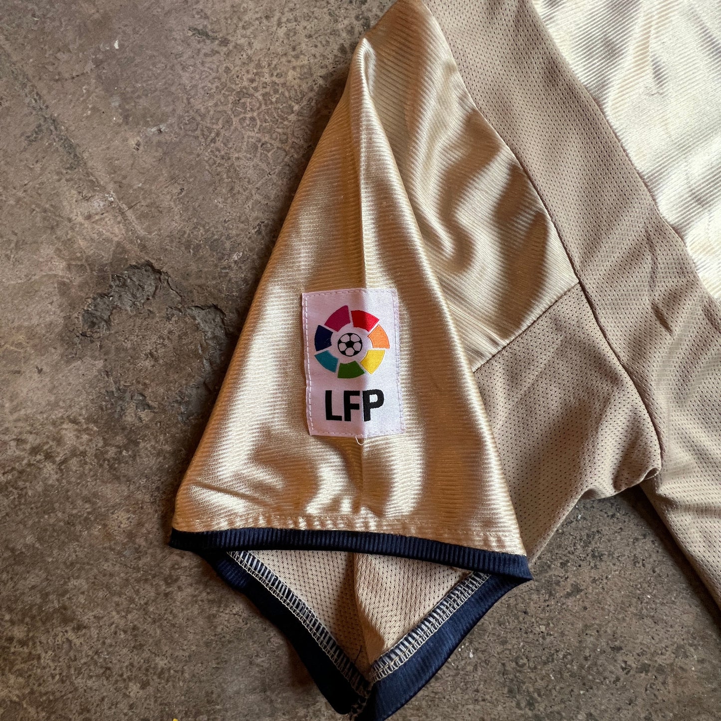 Barça F.C. Nike Golden Jersey (01-02) rare